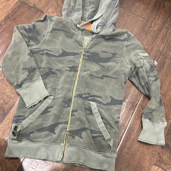 Jackets & Blazers - Hooded 3/4 sleeve juicy camo zip